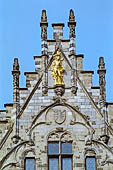 Anversa -  Grote Markt la gilda dei arcieri con la statua dorata di San Sebastiano 